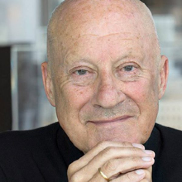 Norman Foster, architetto del tavolo Nomos e della collezione Cosmos per Tecno