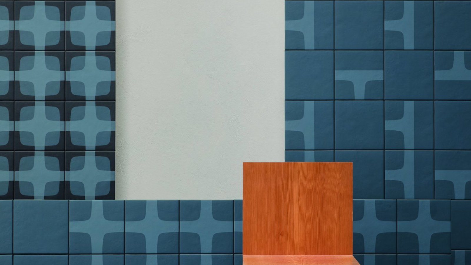 Parete in gres Betty di Mutina con griglia grafica Night Blue