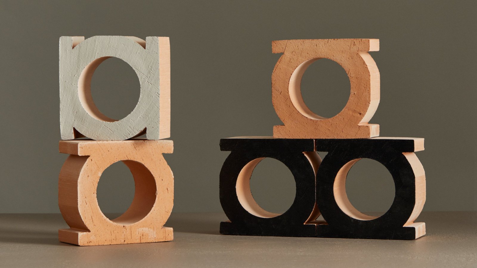 Mattoni Jali di Mutina in terracotta impilati nei tre colori