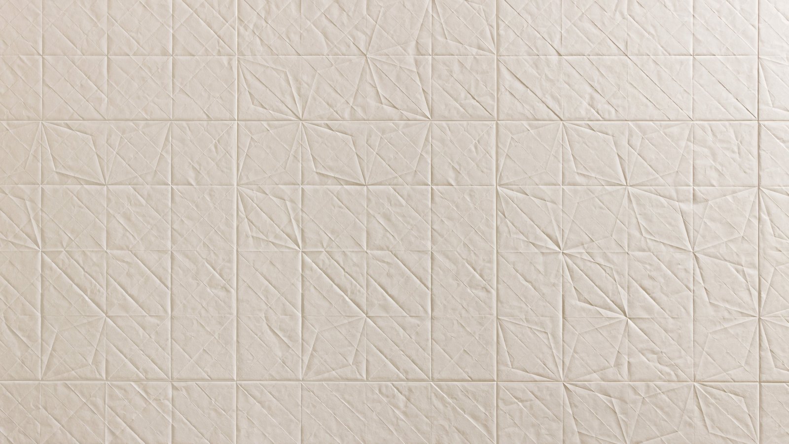 Superficie in gres Folded di Mutina con pieghe effetto carta