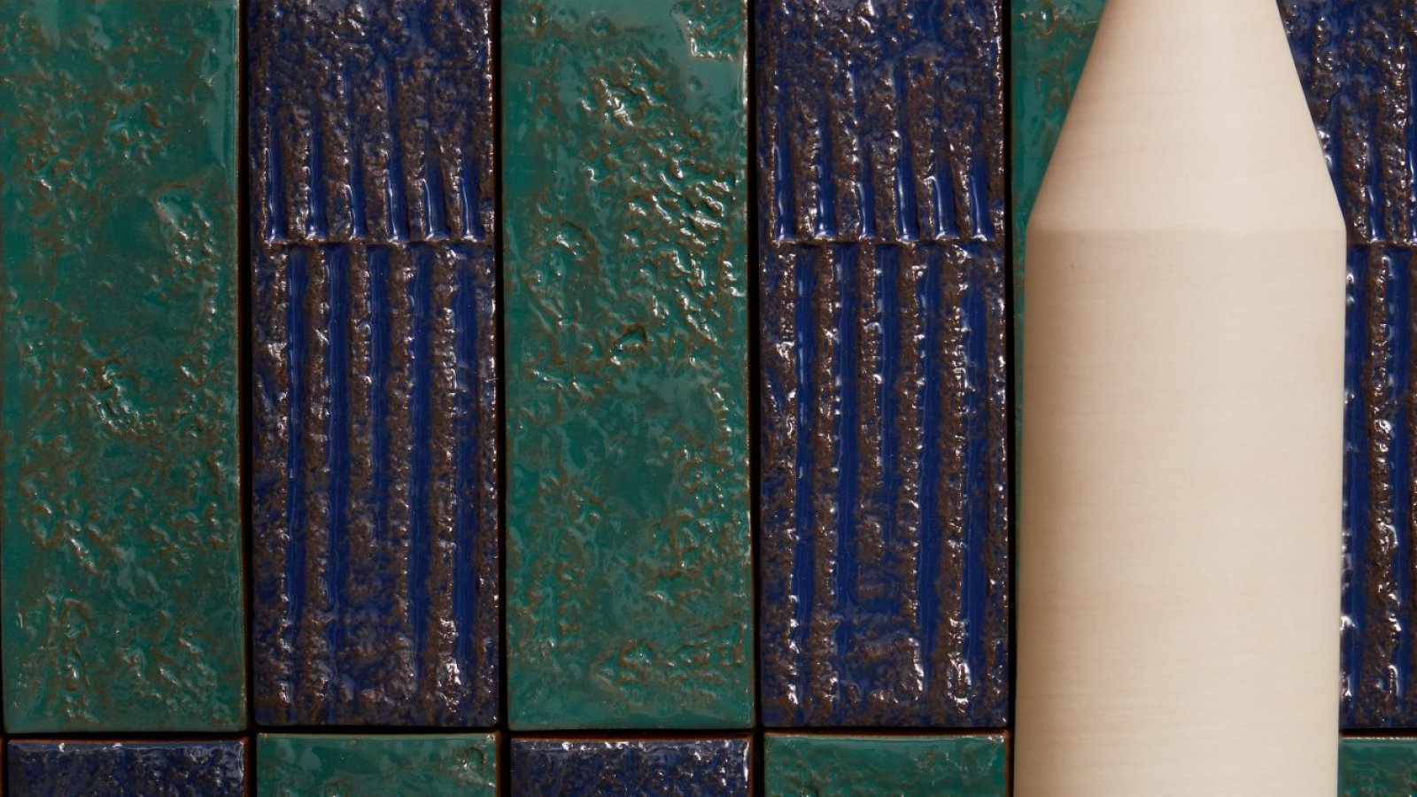 Parete in listelli Chamotte di Mutina con smalti colorati lucidi