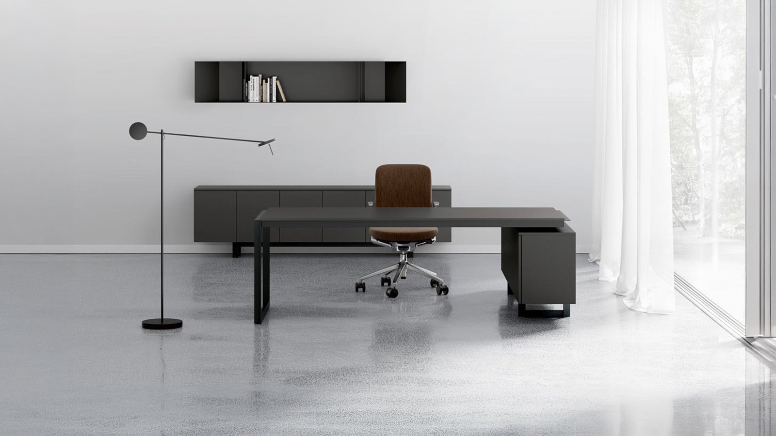 Scrivania direzionale moderna Ellan di Archiutti con piano rovere chiaro e struttura in ferro bianca