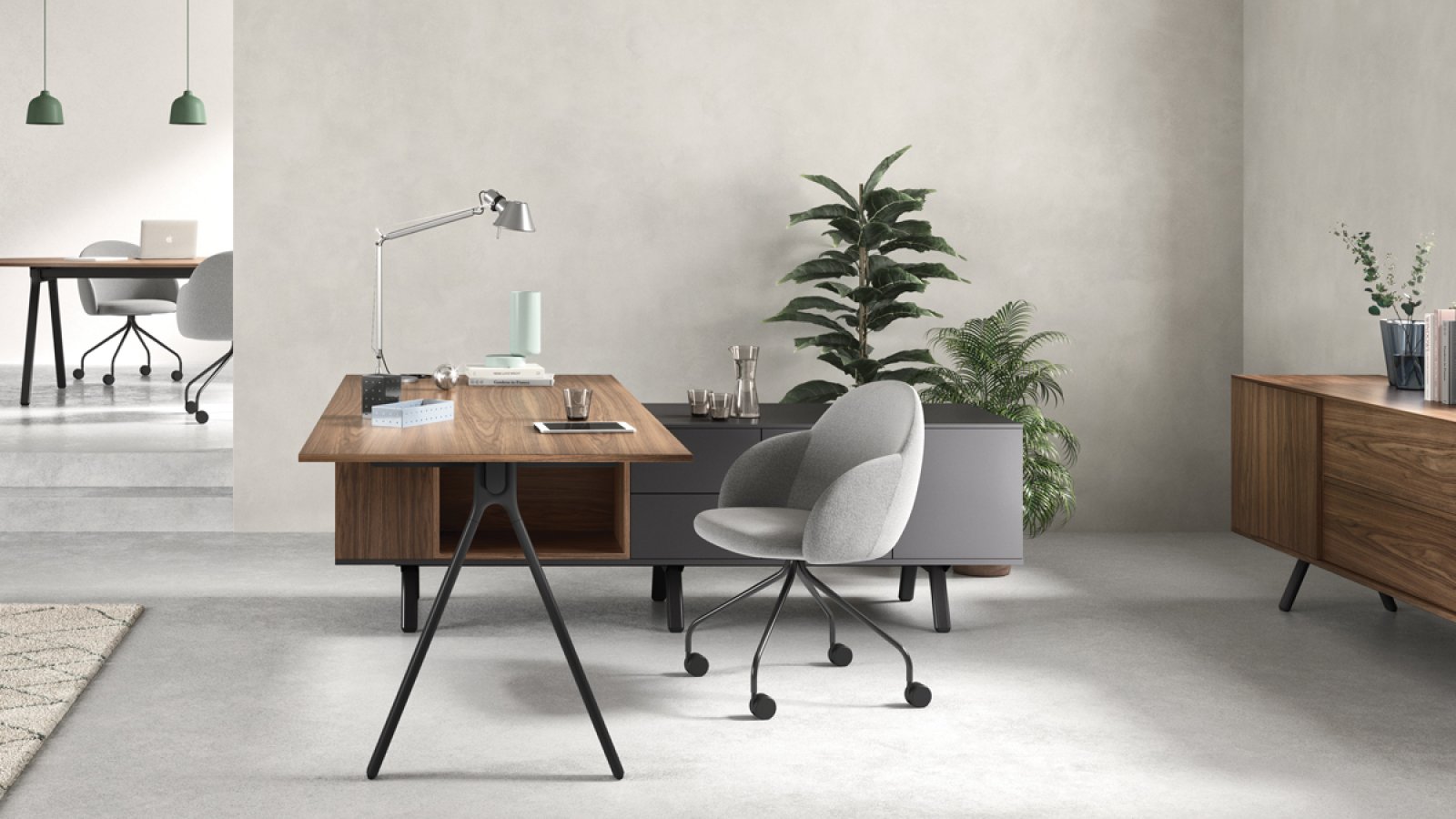 Scrivanie design Lay di Archiutti con piani grigio chiaro e struttura rossa in un open space