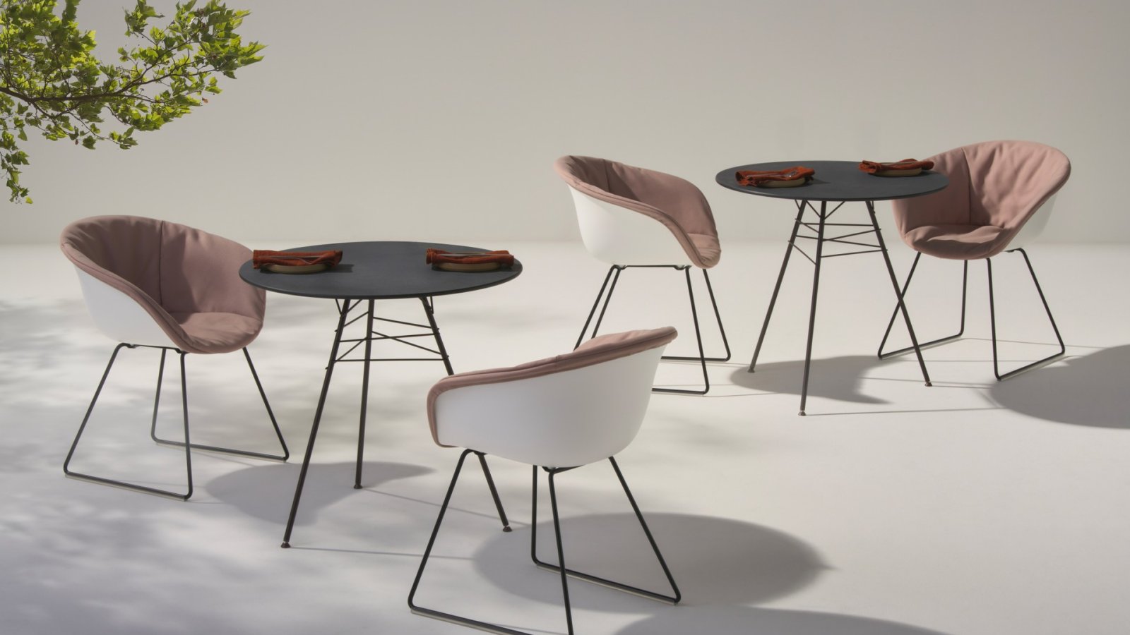 Sedia design Leaf di Arper con struttura a nervature di foglia in una lounge