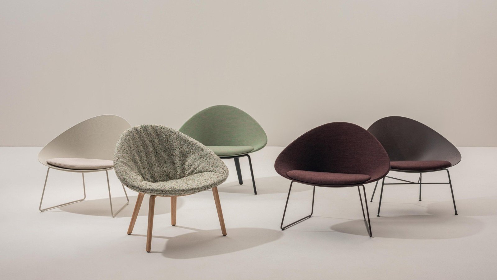 Poltroncina Adell di Arper in una sala d'attesa