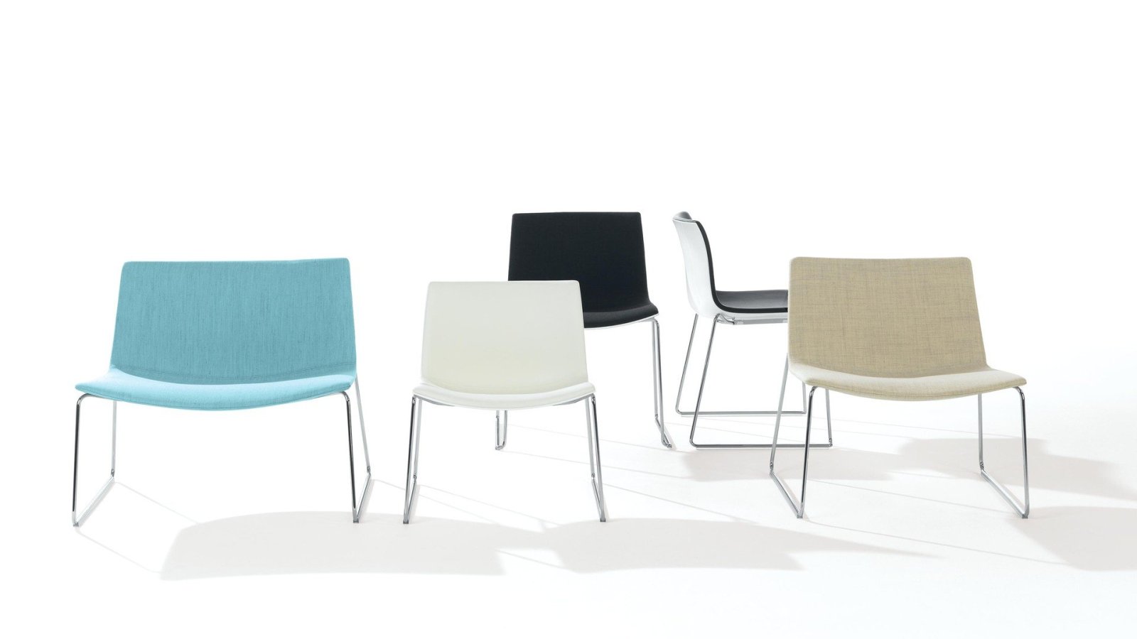 Sedia design Catifa 53 di Arper con scocca in polipropilene e base a quattro gambe in acciaio