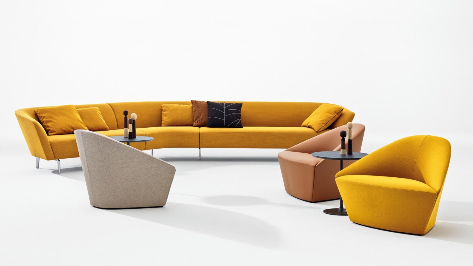Divano modulare Loop di Arper in una reception