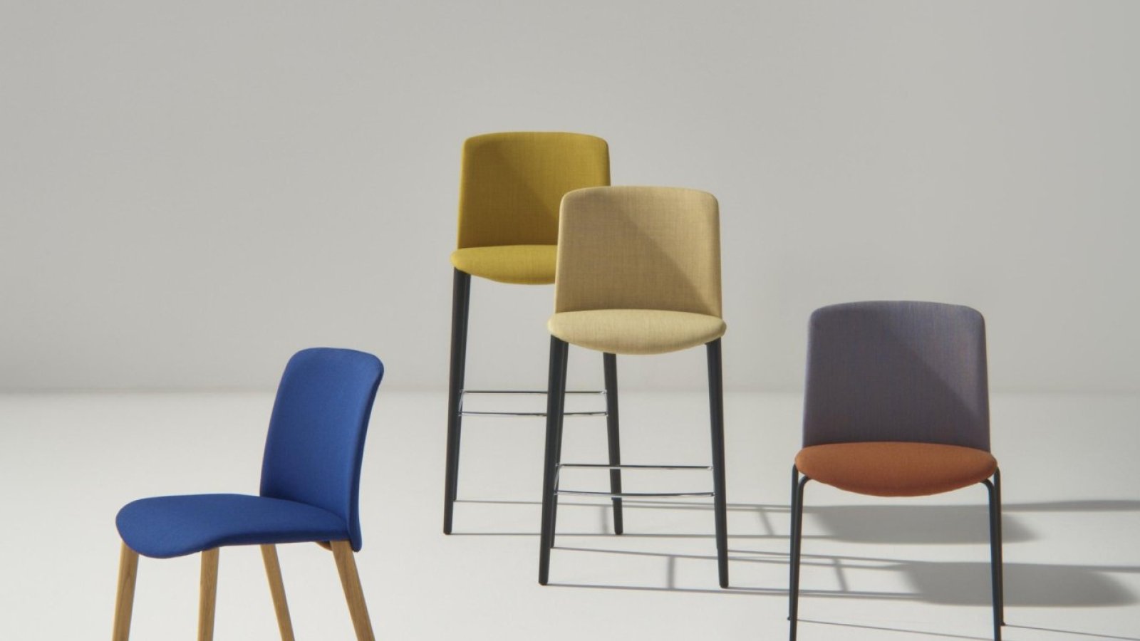 Sedia design Mixu di Arper con sedile e schienale in materiali diversi in sala da pranzo