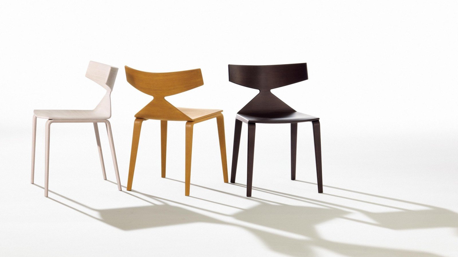 Sedia design Saya di Arper con scocca in rovere in una sala da pranzo