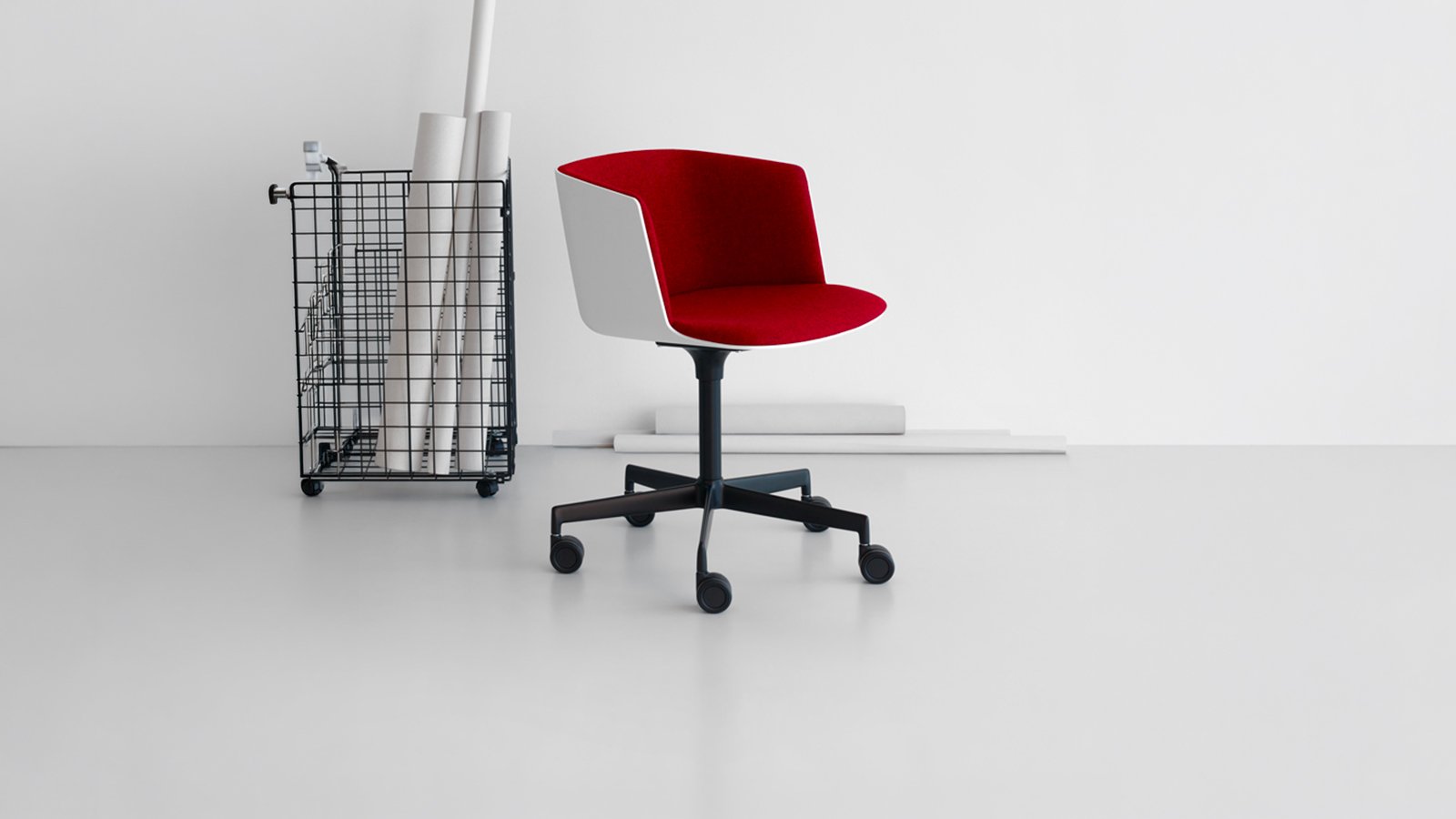Poltroncina Cut di Lapalma con scocca nera e cuscino interno