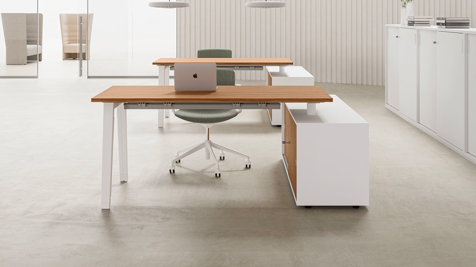 Scrivania operativa E-Place di DVO Office con gambe a cavalletto bianche