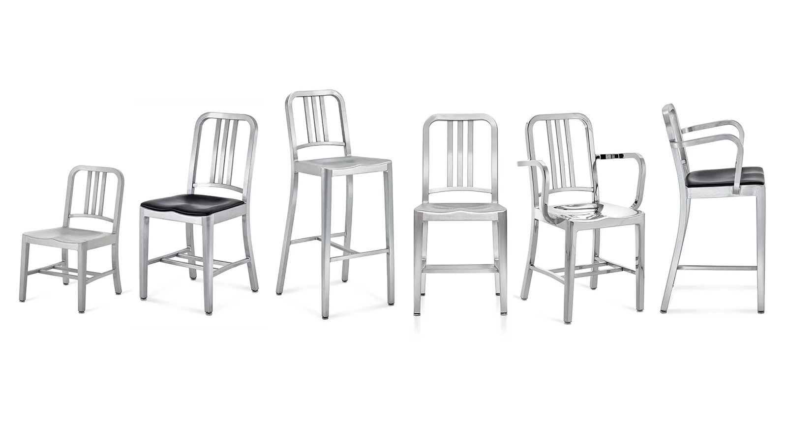 Sedie di design Navy 1006 di Emeco in alluminio spazzolato intorno a un tavolo