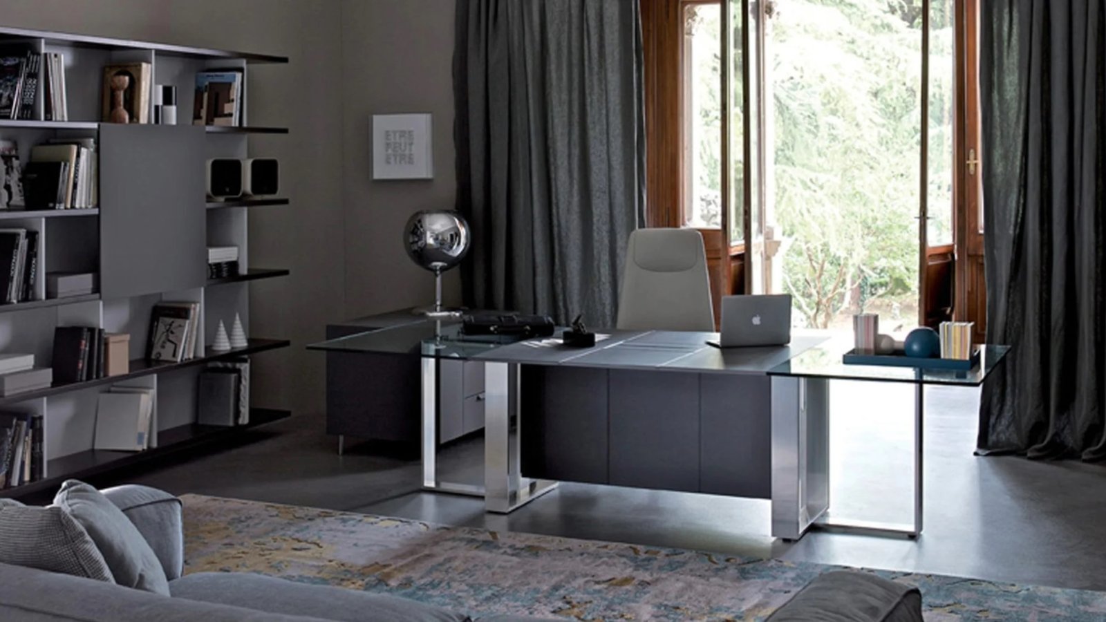 Scrivania design Altagamma di Estel in essenza con top access a fessura e gambe a cornice in alluminio