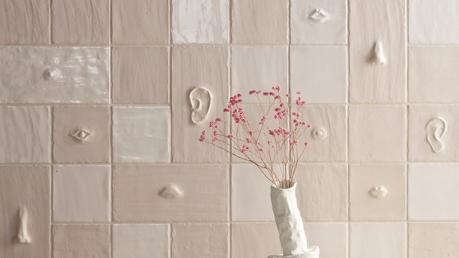 Parete in Chalk Matt con la composizione Face di Faces & Figures Mutina