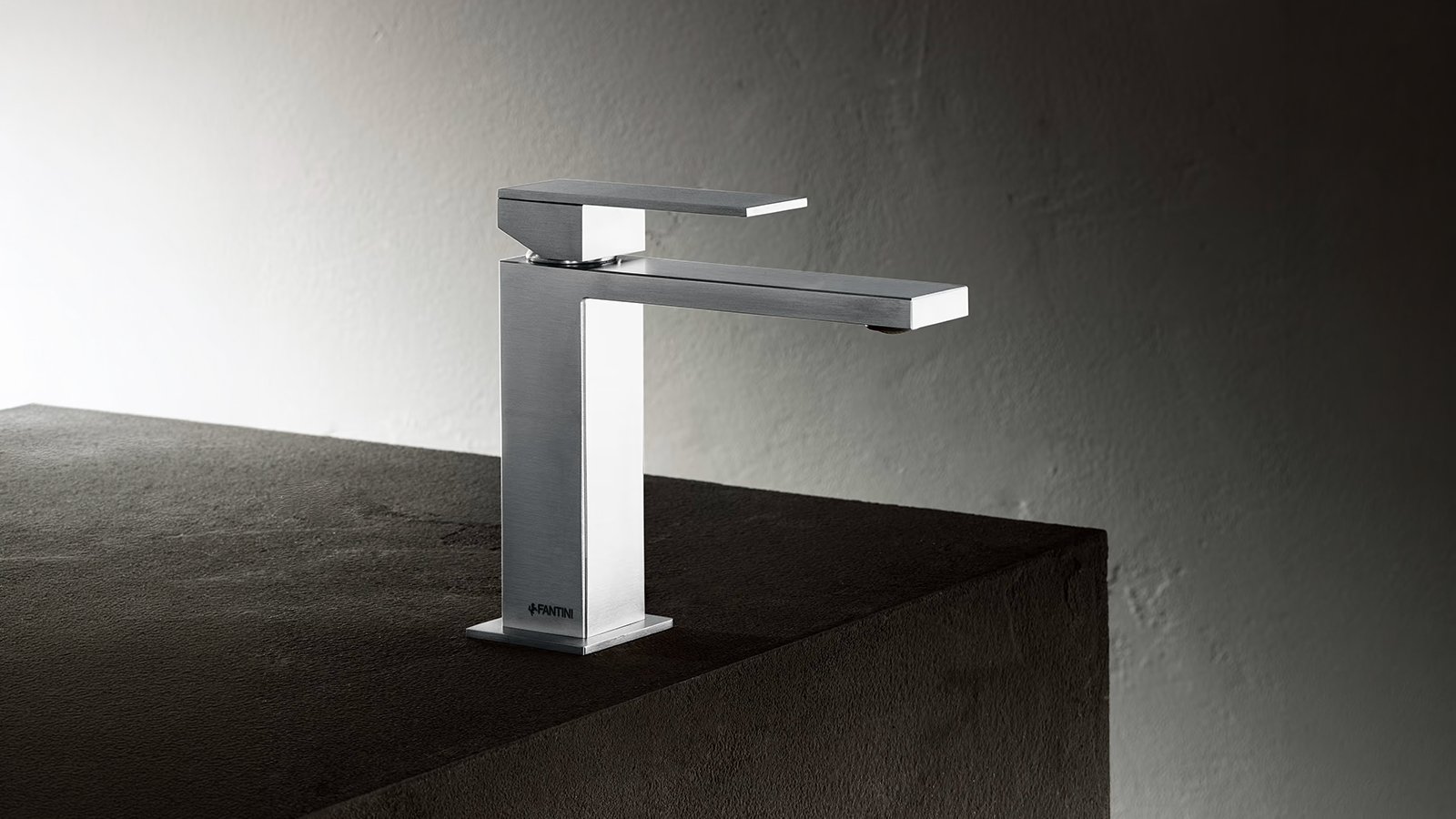 Miscelatore lavabo monoforo Mint di Fantini in cromo su un piano in pietra chiara