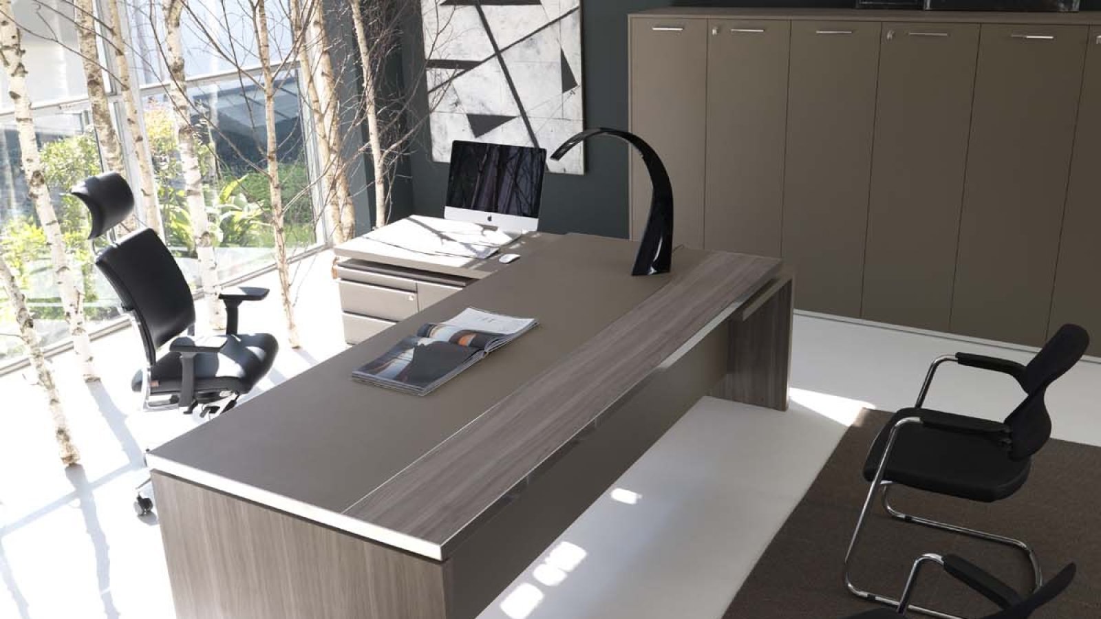 Scrivania direzionale Athos di IVM con sottomano Primofiore integrato nel piano in olmo
