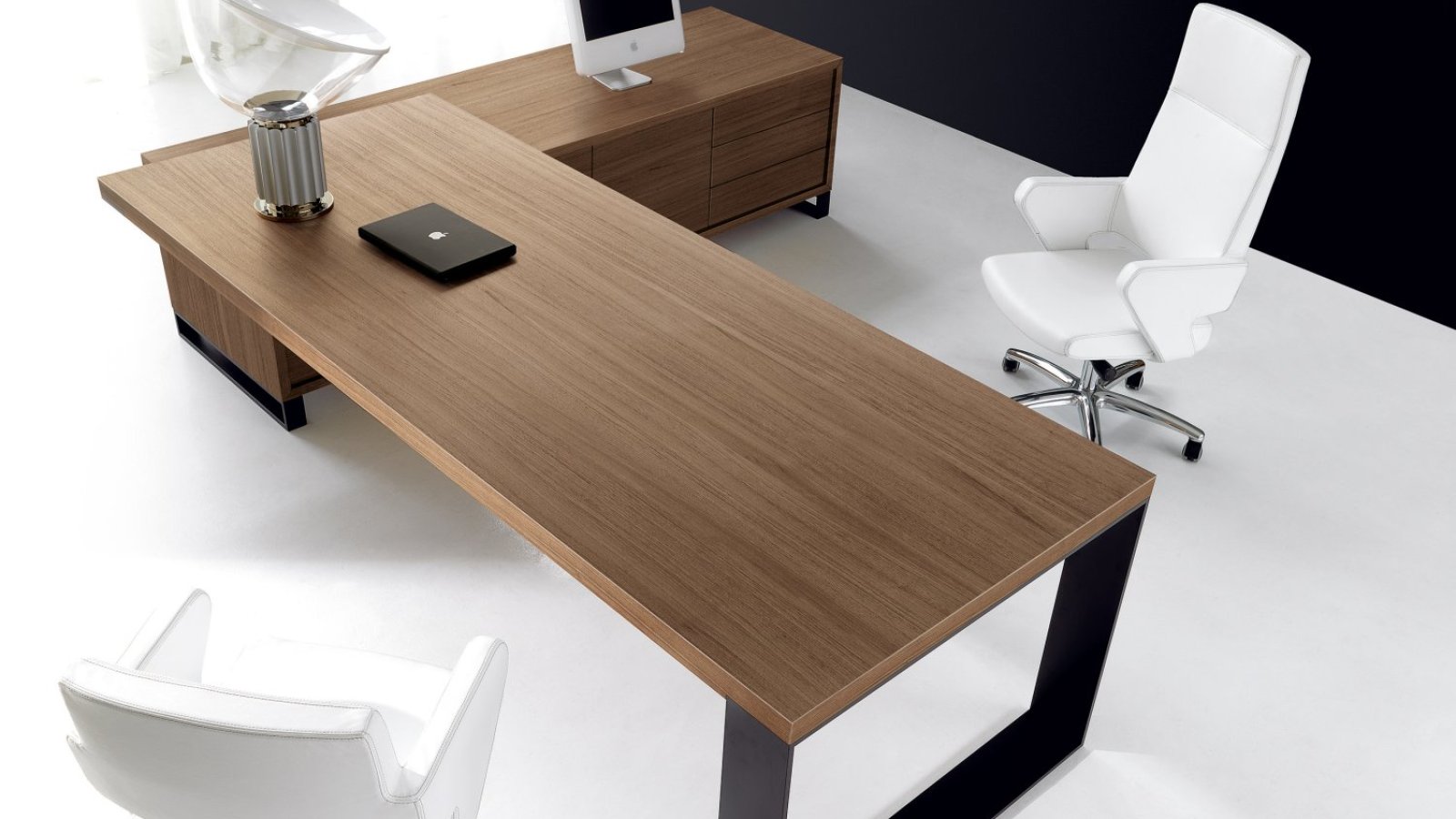 Scrivania direzionale New Loop di IVM Office con piano in noce e anello bronzo