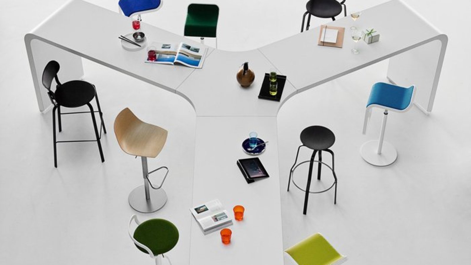 Tavolo alto per coworking Brunch di Lapalma in uno spazio collaborativo