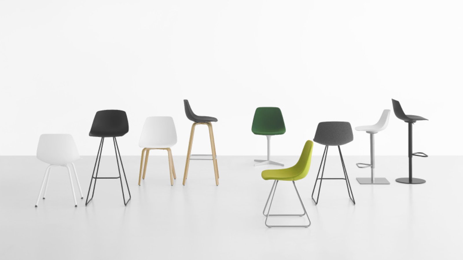 Sgabello design Miunn di Lapalma con scocca in legno curvato