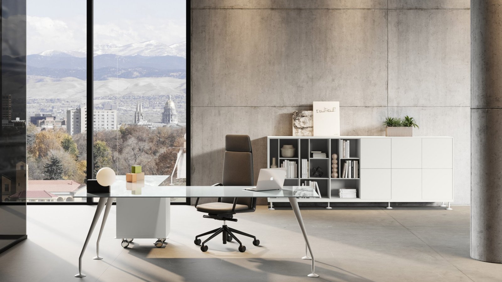 Scrivania design Énosi di Nikolas Chachamis in un ufficio direzionale luminoso