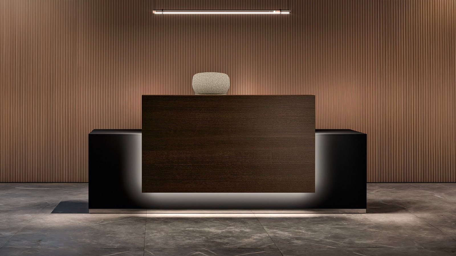 Bancone reception Lux di Bralco con luce LED perimetrale accesa