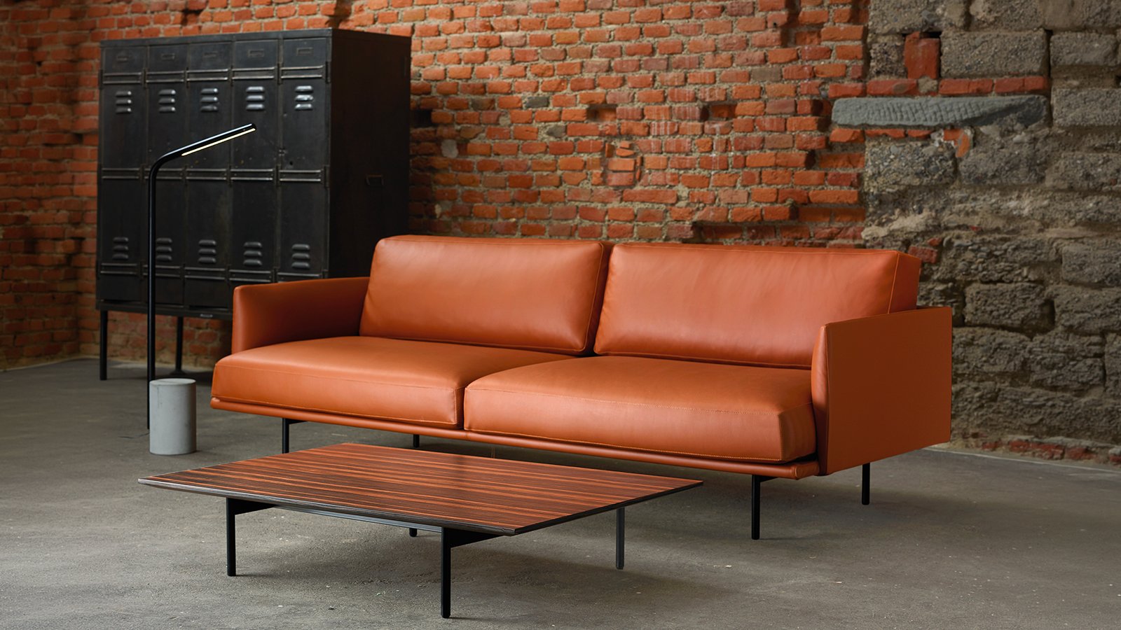 Divano New York di Quinti a due posti in pelle cognac su gambe in tubolare nero