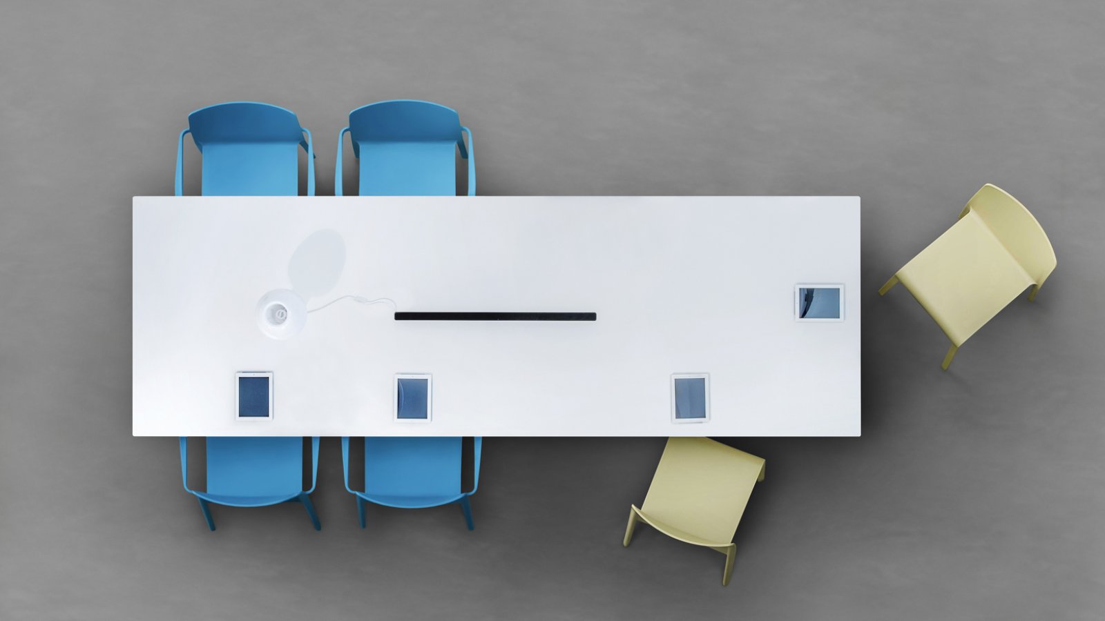 Tavolo riunioni Arki-Table di Pedrali con gambe a cavalletto in acciaio e piano in stratificato