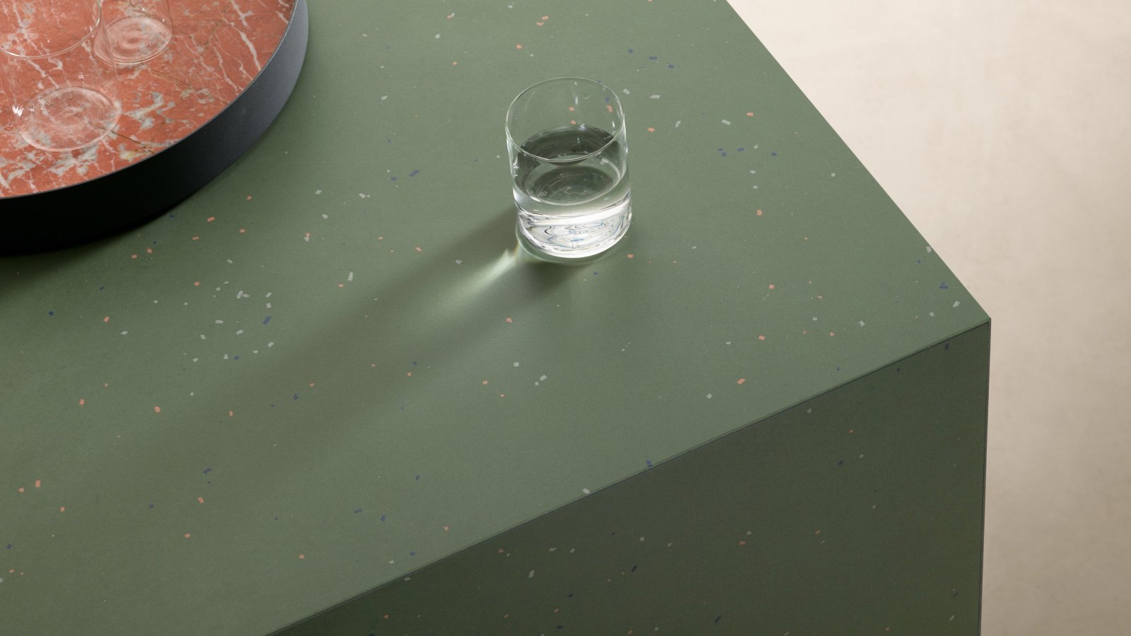Superficie in gres Primavera di Mutina con scaglie ceramiche colorate