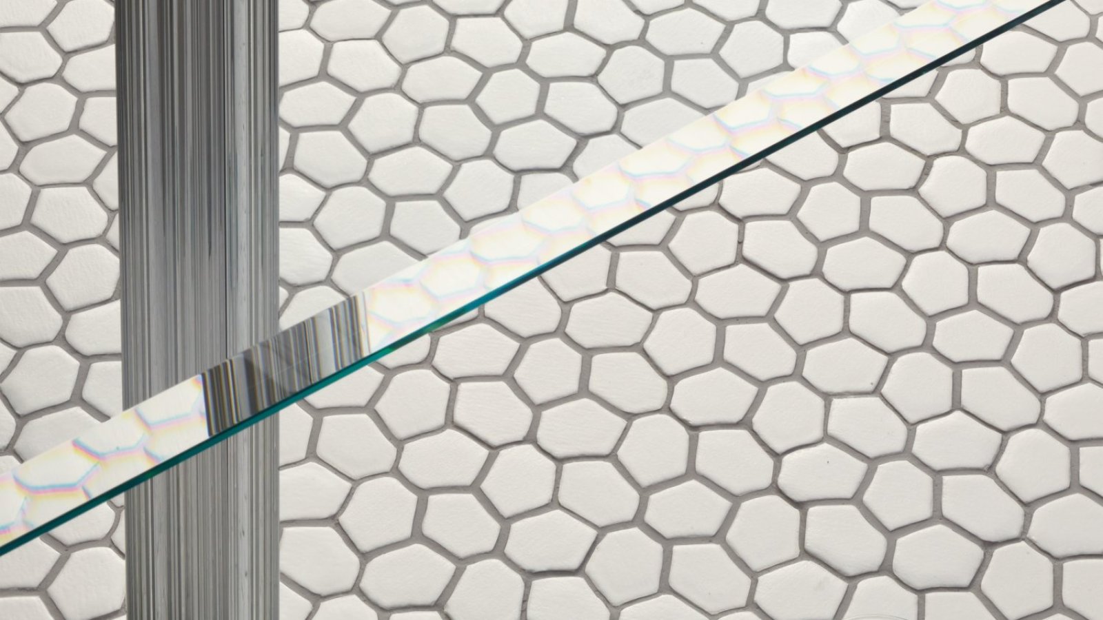 Parete in mosaico Botanica di Mutina con elementi organici White