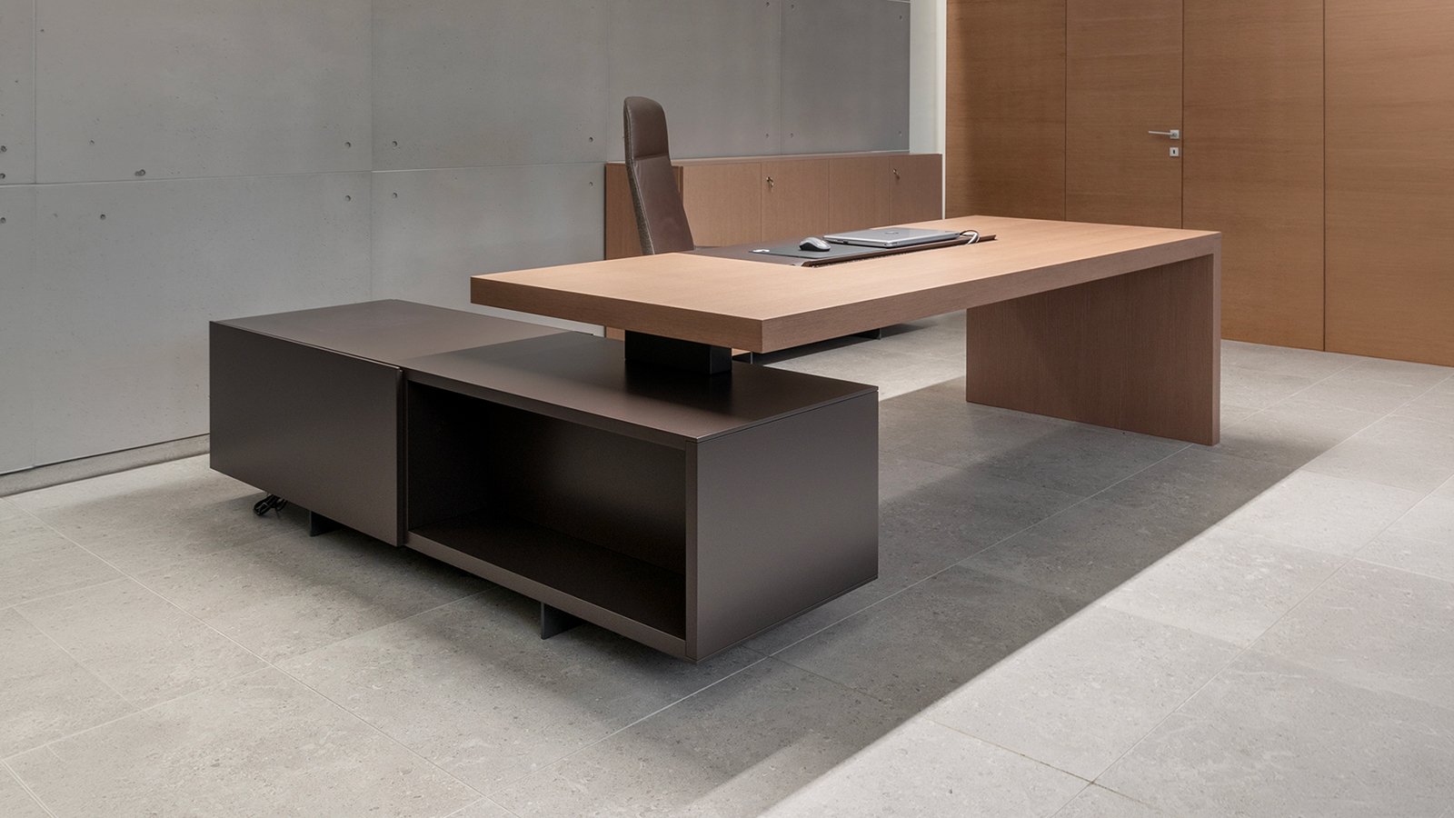 Scrivania direzionale Asymmetrical di Tecno con contenitore bifacciale al centro dell'ufficio