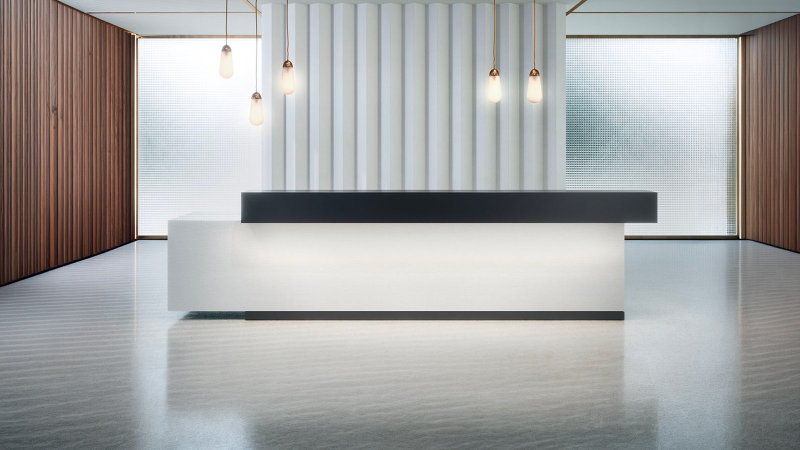 Bancone reception Toki di Archiutti con fronte in rovere sbiancato e alzata brown metallizzato