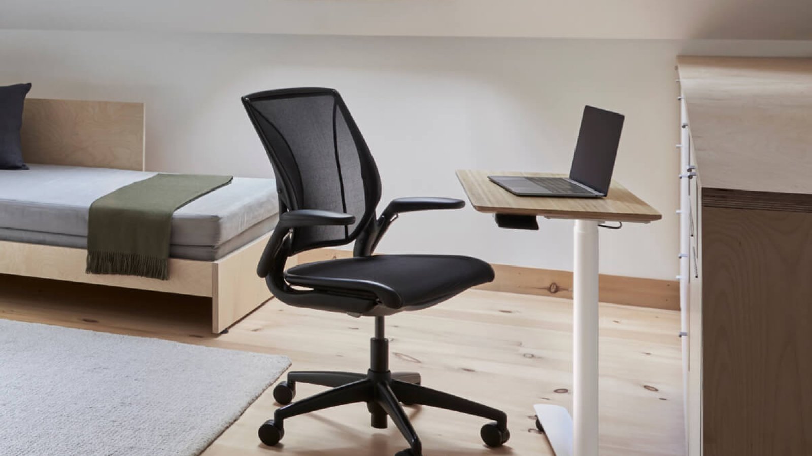 Sedia operativa ergonomica World LM di Humanscale con schienale in rete a tre pannelli
