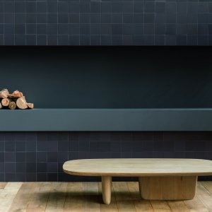 Sala d'attesa con pavimento Mutina Mews color Chalk e poltrone in pelle