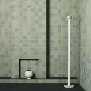 Bagno per uffici rivestito in Mews color Light Blue dal pavimento alla parete