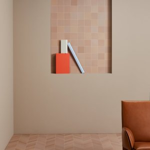 Chevron Mews 5,5x39,4 color Lead orientato verso la luce naturale