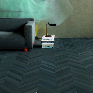 Open space con pavimento Mews color Lead e postazioni operative bianche