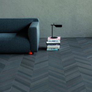 Pavimento in gres Mutina Mews color Ink posato a spina francese in una reception direzionale