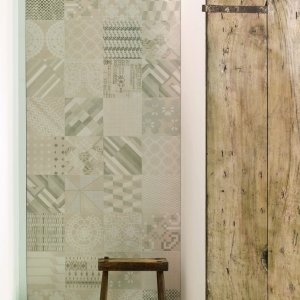 Parete patchwork in gres Azulej Grigio combination di Mutina
