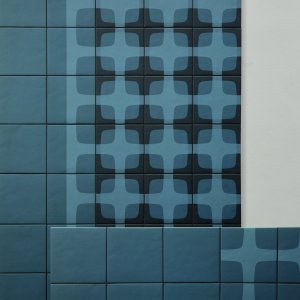 Area break rivestita in Betty di Mutina a griglia sinuosa