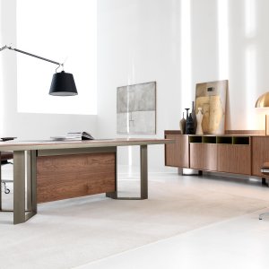 Scrivania direzionale Lloyd di IVM con piano in Noce Canaletto e gambe ad anello in alluminio