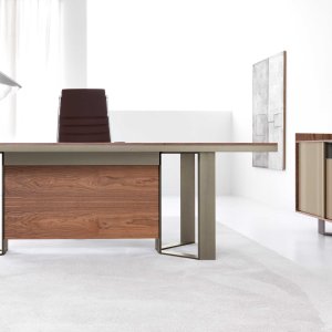Scrivania Lloyd con modesty panel in finitura coordinata al piano