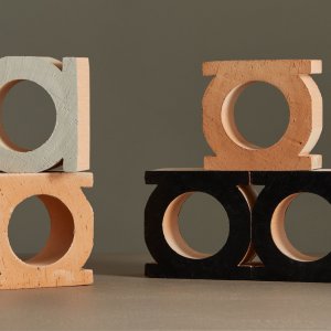 Mattoni Jali di Mutina in terracotta impilati nei tre colori