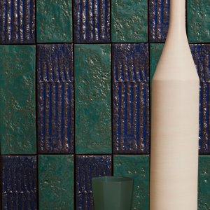 Parete in listelli Chamotte di Mutina con smalti colorati lucidi