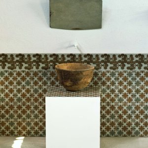 Dettaglio parete bagno in Azulej Nero