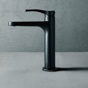 Rubinetteria di design AL/23 in nero opaco su un lavabo in pietra chiara
