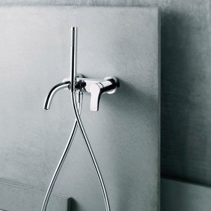 Versione alta del miscelatore AL/23 accanto a un lavabo d’appoggio