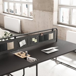Bench lineare Itube accostato alla finestra