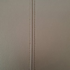 Cassettiera larga Arche da 133 cm con maniglie a barra