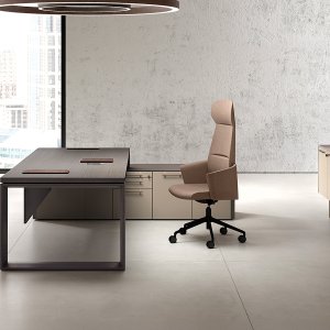 Scrivania direzionale Arche di Bralco con piano in rovere e cornice perimetrale
