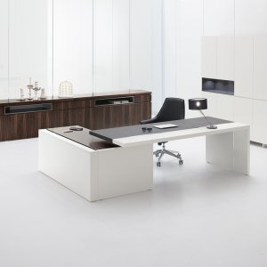 Dattilo in legno accostato al piano principale della scrivania Ar.tu